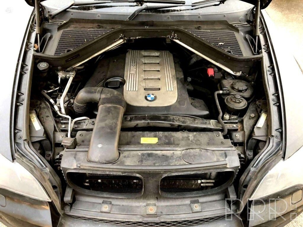 Бмв х5 е70 моторы. BMW x5 e70 3.0 моторный отсек. BMW x5 e70 подкапотное пространство. Мотор БМВ х5 е70 3.0 дизель. BMW х5 моторный отсек.